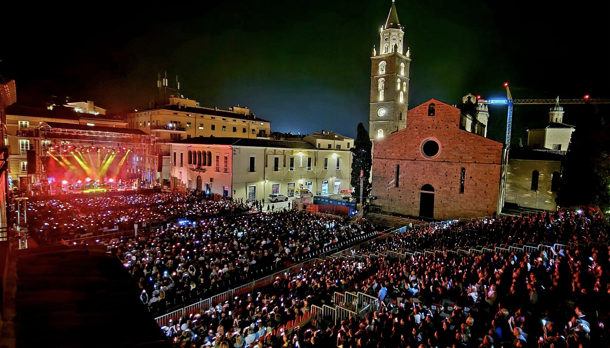 Notte magica a Teramo De Gregori e Venditti infiammano piazza Martiri Teramonews Notte magica a Teramo De Gregori e Venditti infiammano piazza Martiri Teramonews
