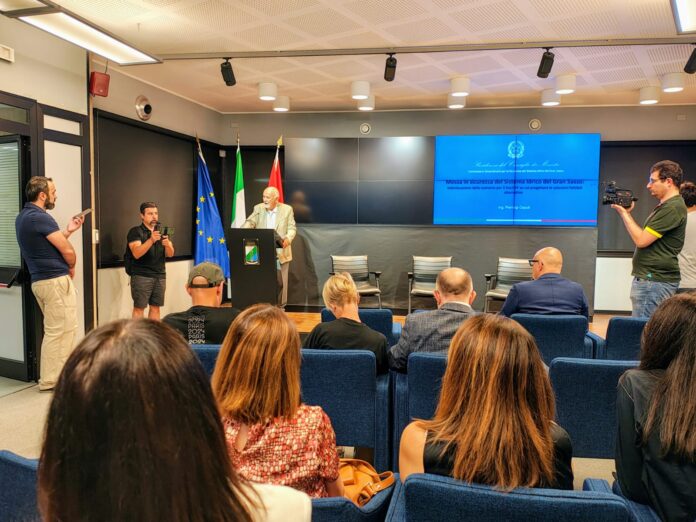 Un momento della conferenza di Caputi